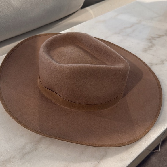 Flat brim tan hat - Picture 5 of 5